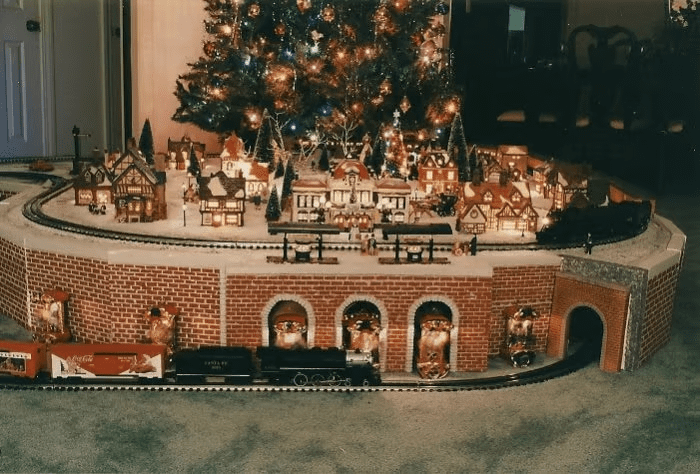 O Gauge Christmas Tree Layout model train encircling a Christmas tree