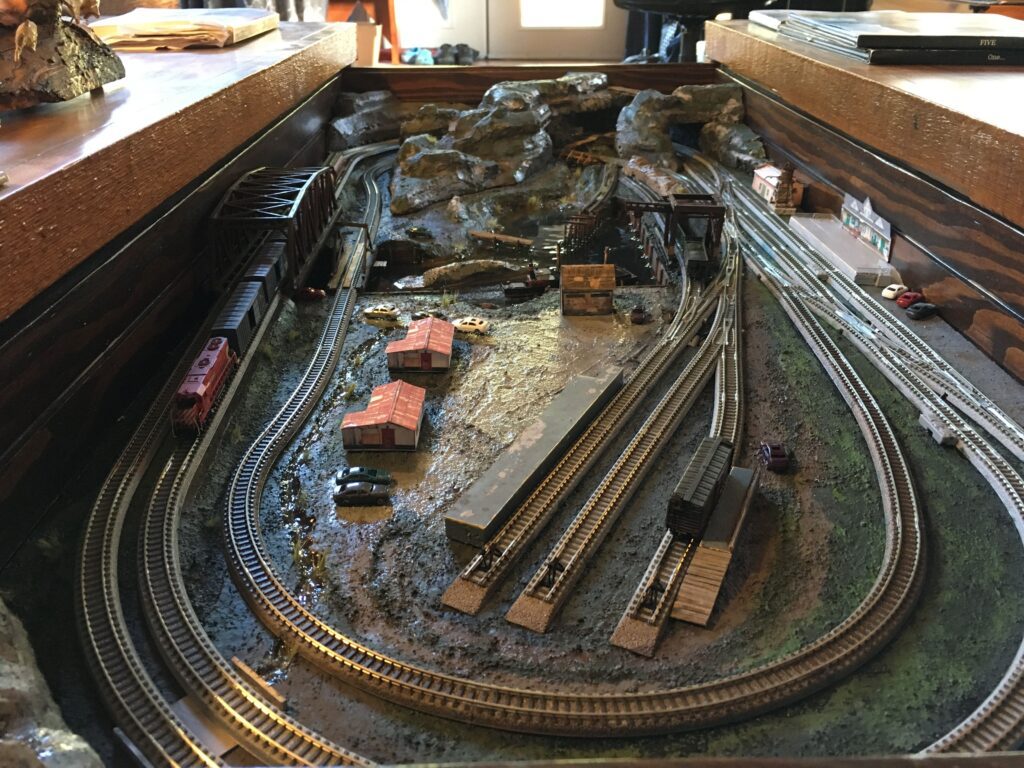 z scale train layouts coffee table