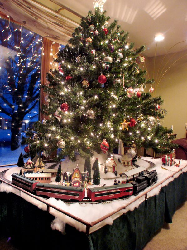 lionel fastrack christmas tree train layout