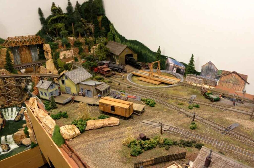 HO scale lumber model railroad